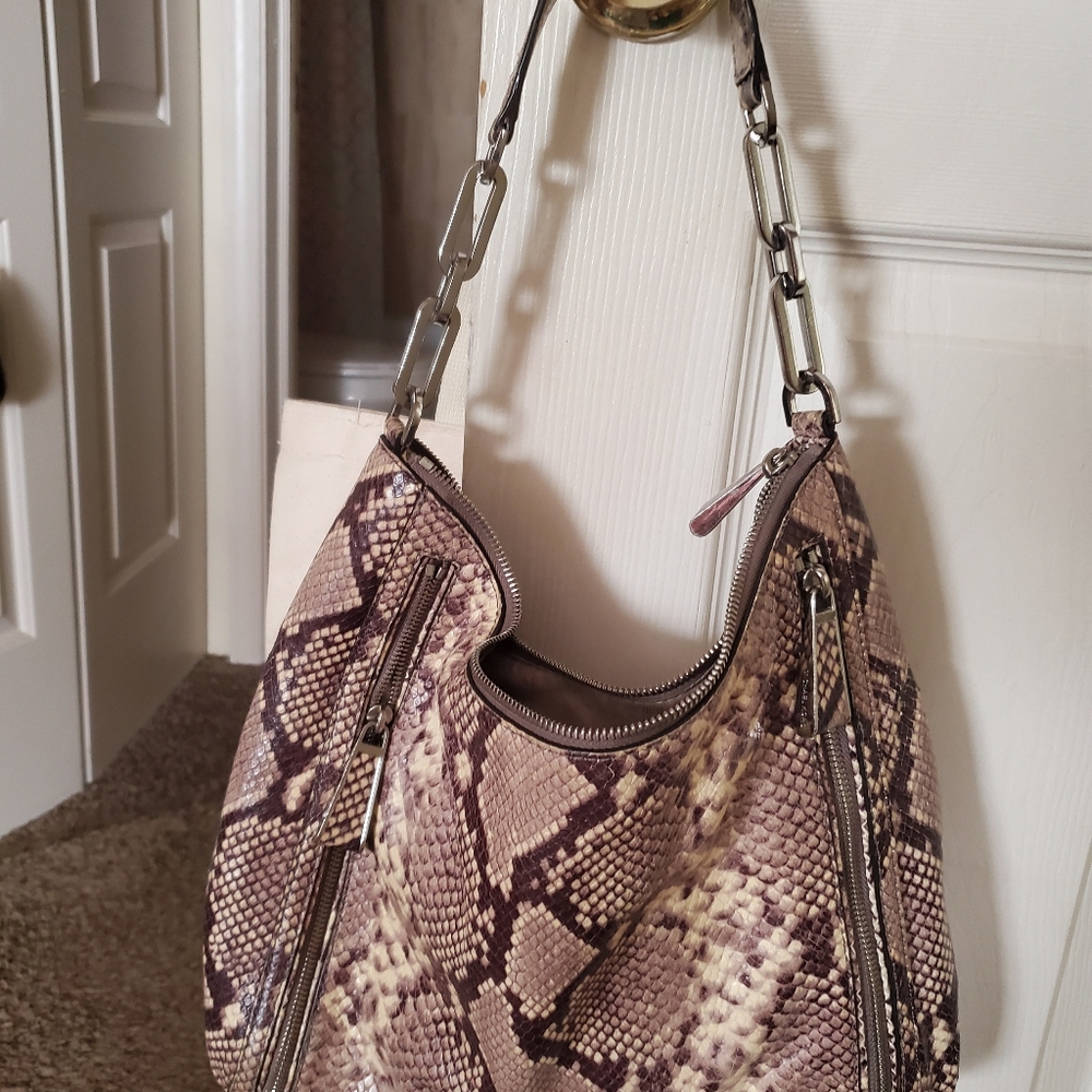 A purse - Picture 4 of 4